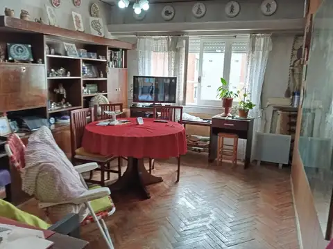 Departamento de 3 ambientes al frente con balcón 