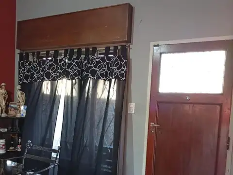 Casa 3 ambientes con amplio parque en venta en Castelar