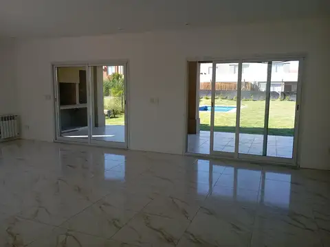 Casa 5 ambientes con 4 baños