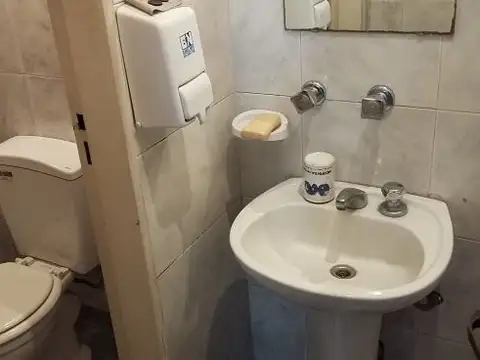 Local en muy buen estado con 2 baños, patio y cocina con gas