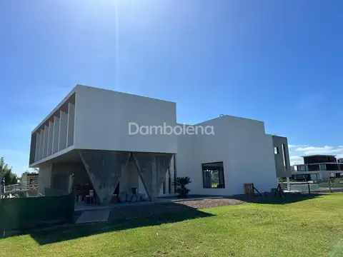 Casa 5 ambientes con 5 baños