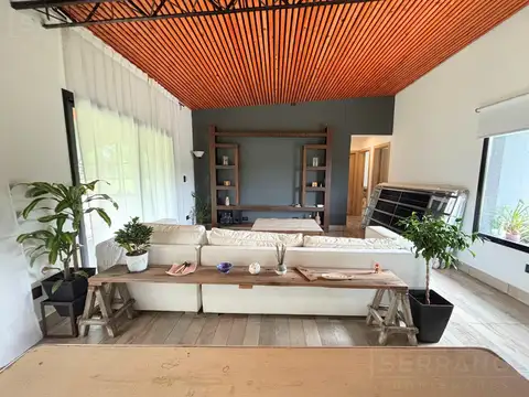 Casa en Venta con 3 cocheras