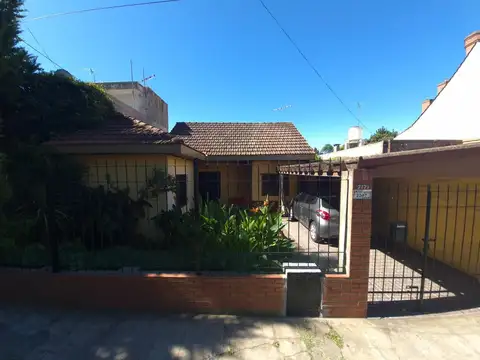 CASA 3 AMBIENTES CON COCHERA, JARDIN Y PILETA