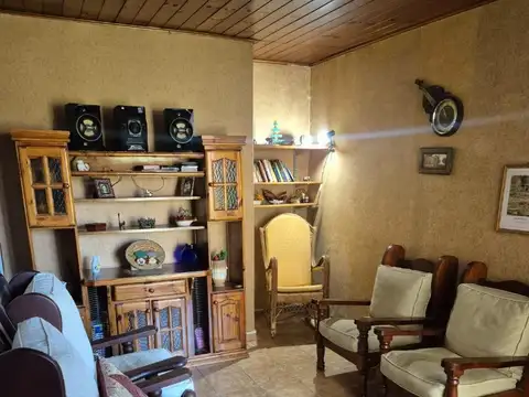 CASA 3 AMBIENTES CON COCHERA, JARDIN Y PILETA