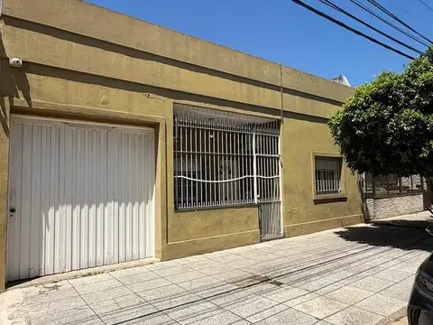 Casa en Lomas Del Mirador, tres ambientes.