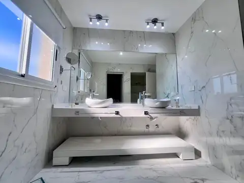 Casa en Alquiler con 4 cocheras