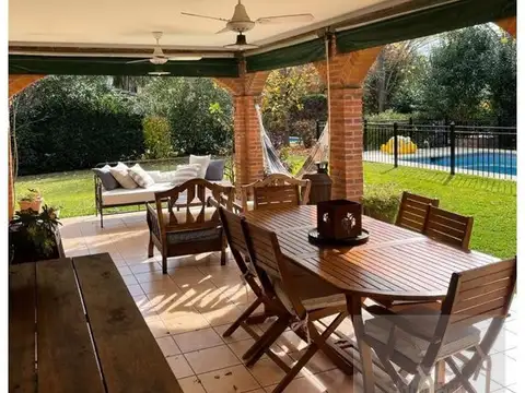 Casa en Venta con 3 cocheras