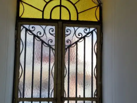 Exc PH, USO COMRCIAL o USO PROFESIONAL, cocina comedor, estar, baño,. techo vidriado, amplia terraza