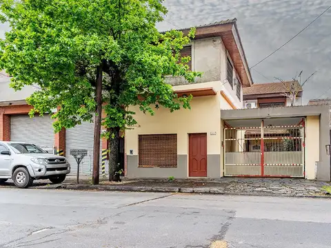 Casa 8 ambientes con 3 baños