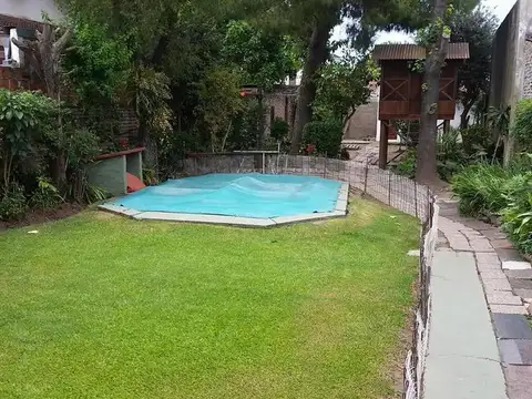 Casa casa multifamiliar de dos unidades independientes con pileta en Carapachay