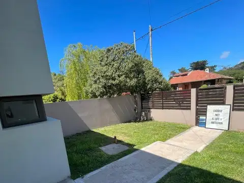 Moderna Casa en Barrio Acantilados – 2 Dorm, parque, parrill