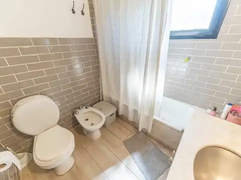 Casa 5 ambientes con 2 baños