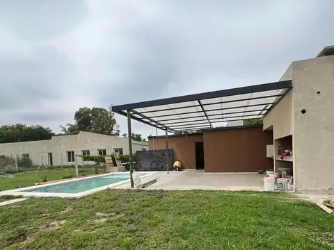 VENTA - CASA DE 1 DORMITORIO CON PATIO Y PILETA - PIÑERO