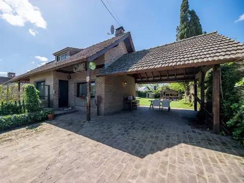Casa en Venta con 2 cocheras