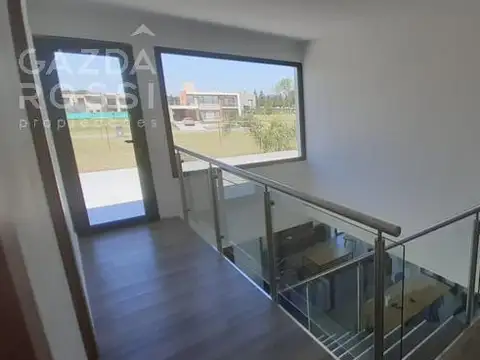 Hermosa casa a la venta en Terralagos, Canning