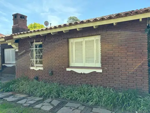 VENTA CASA-PARQUE Y PILETA EN COSTANERA- CHASCOMÚS