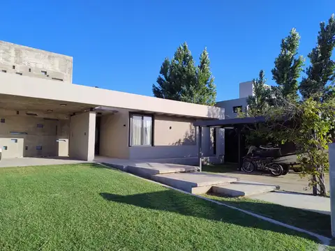 Casa 6 ambientes con 3 baños