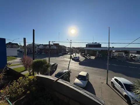 Propiedad en Block, 2 locales y  Chalet 4 amb   Playroom