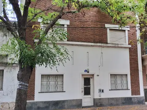 Casa en venta en Echesortu en zona privilegiada e inmejorable orientación desarrollada en dos plantas