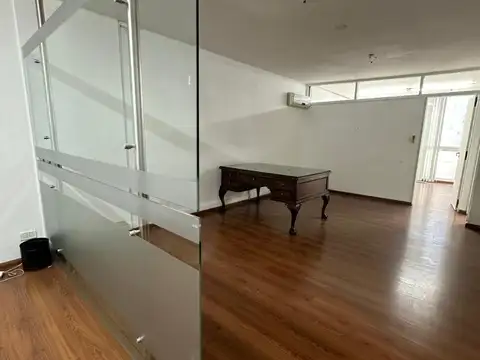 Excelente oficina al frente toda luminosa con aires acond.Gran recepción y dos despachos, baño compa
