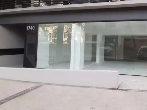 Local en alquiler, gran vidriera! Amplio frente!