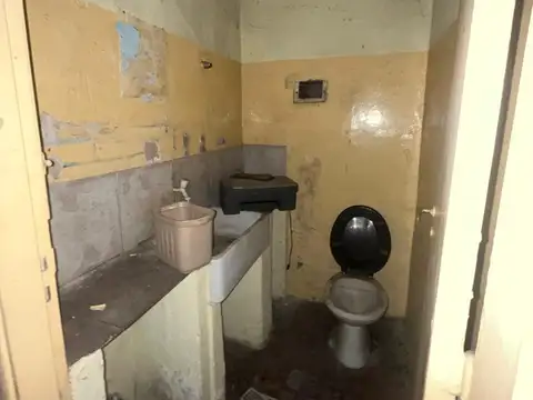 Gran casa con local al frente, terreno libre, enorme galpon y cochera para dos autos APTO CRED, ubic