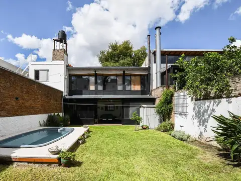 Casa 8 ambientes con 2 baños