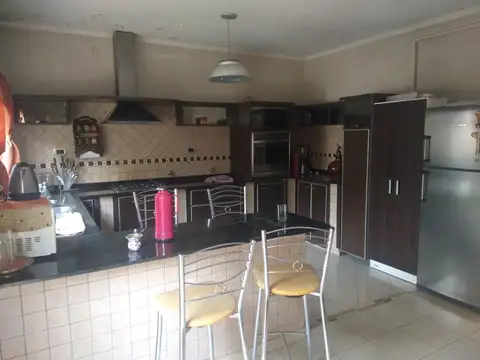 EXCELENTE CASA 4 AMB, CON GARAGE PASANTE!