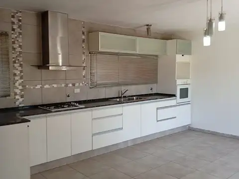 Casa 5 ambientes con 1 baño