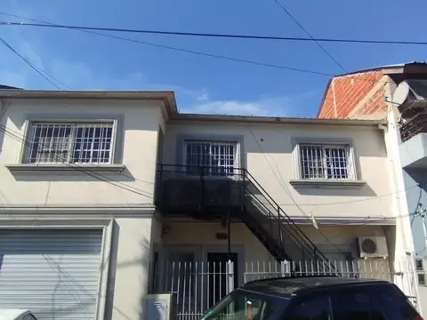 EXCELENTE DPTO TIPO CASA 1° PISO CON 3 DORMITORIOS