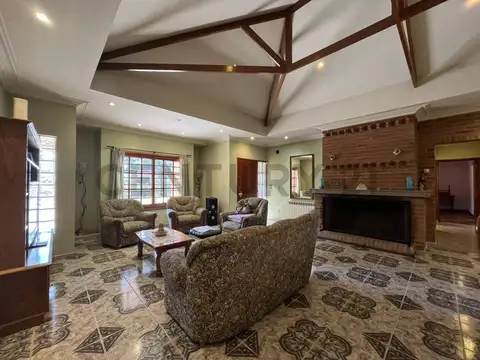 7 E/ 601 Y 602 CASA + DPTO AMPLIO TERRENO Y PILETA