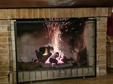 Alquiler Exclusivo en Cariló: Ventanas a un Paisaje de Ensueño, a Minutos del Mar y el Golf