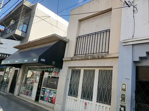 Excelente casa con garage, jardin al fondo, galpon y local al frente