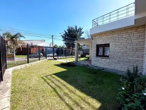 CASA EN VENTA CON LOCAL EN MORON-CASTELAR
