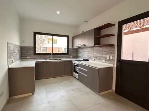 Casa en Alquiler en Santo Tomas, USD 1.300