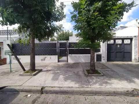 NUEVO VALOR - Casa de 3 ambientes con entrada de auto, jardín y patio.