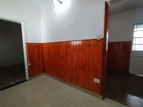 NUEVO VALOR - Casa de 3 ambientes con entrada de auto, jardín y patio.