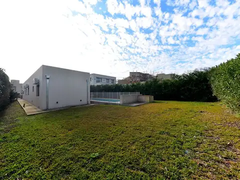 Casa en Alquiler con 2 cocheras