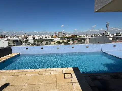 EXCELENTE GRAN AMBIENTE CON BALCON NUEVO, VISTA ABIERTA, PISCINA,  GIMNASIO, PARRILLAS, JACUZZI, SOLARIUM,S