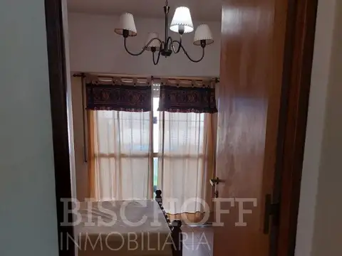 DEPARTAMENTO 2 AMBIENTES, PLANTA BAJA, COCHERA, PILETA Y QUINCHO.