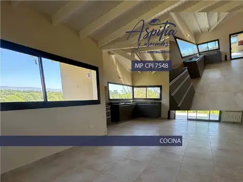 Casa 4 ambientes con 2 baños