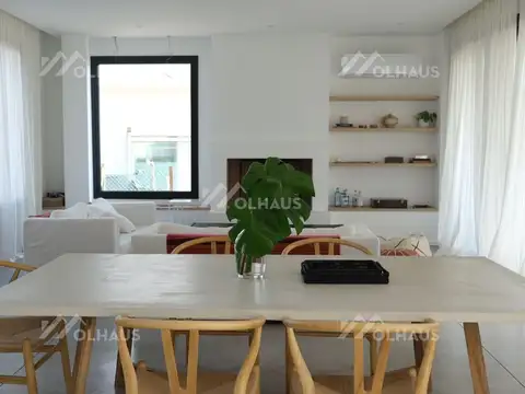 Casa en Alquiler con 2 cocheras