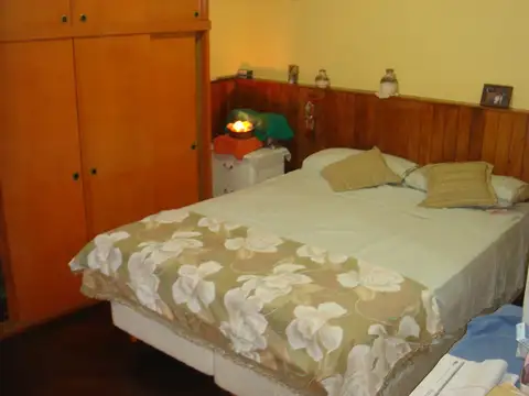 Amplia casa de 5 ambientes con cochera, todo en planta baja.