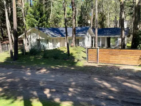 Linidisima casa en Carilo cerca del golf, con hermoso bosque.