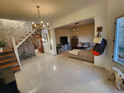 Casa en Venta con 3 cocheras