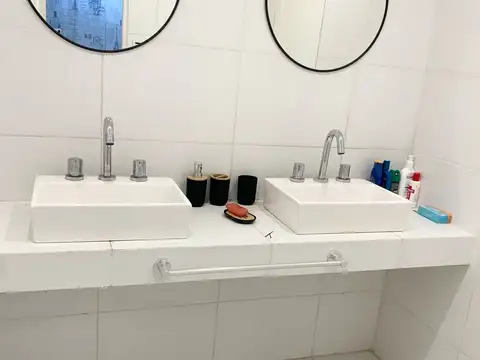 Casa en Alquiler con 2 cocheras