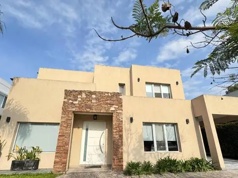 Venta muy linda casa BCdo Las Camelias