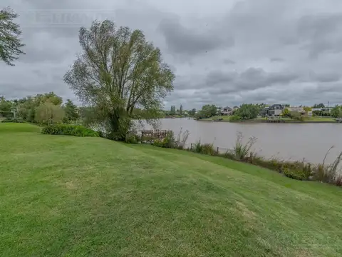 Casa 9 ambientes con 5 baños