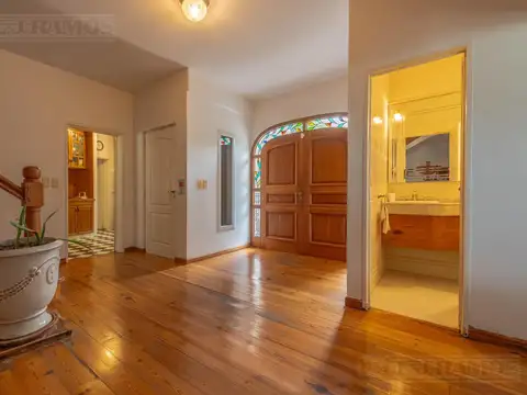 Casa en Venta con 3 cocheras