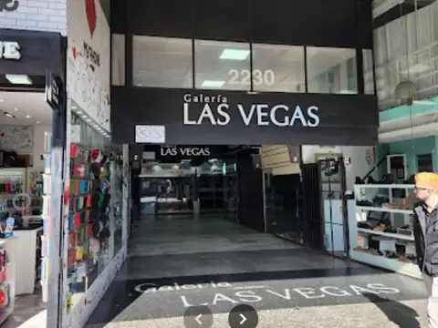 Excelente oficina en GALERIA LAS VEGAS sobre Av. Cabildo dividido vista panorámica